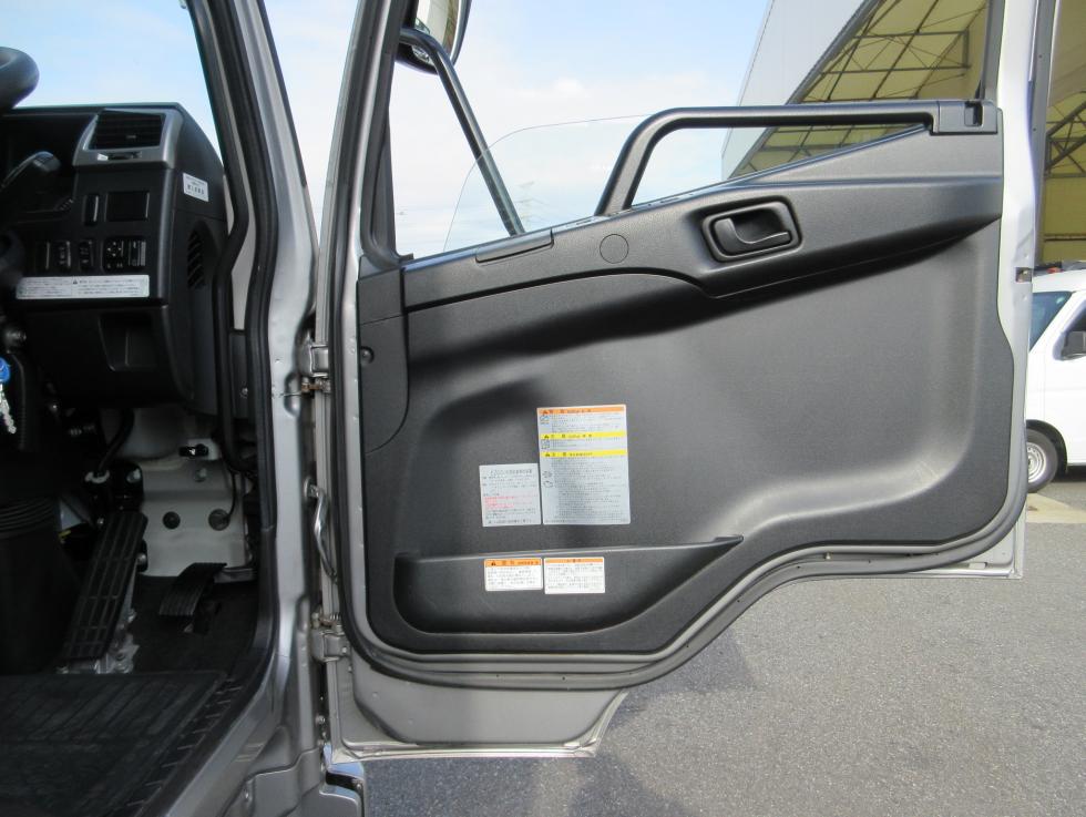 三菱 バン 中型 令和2年9月 2KGーFK65F 8枚目